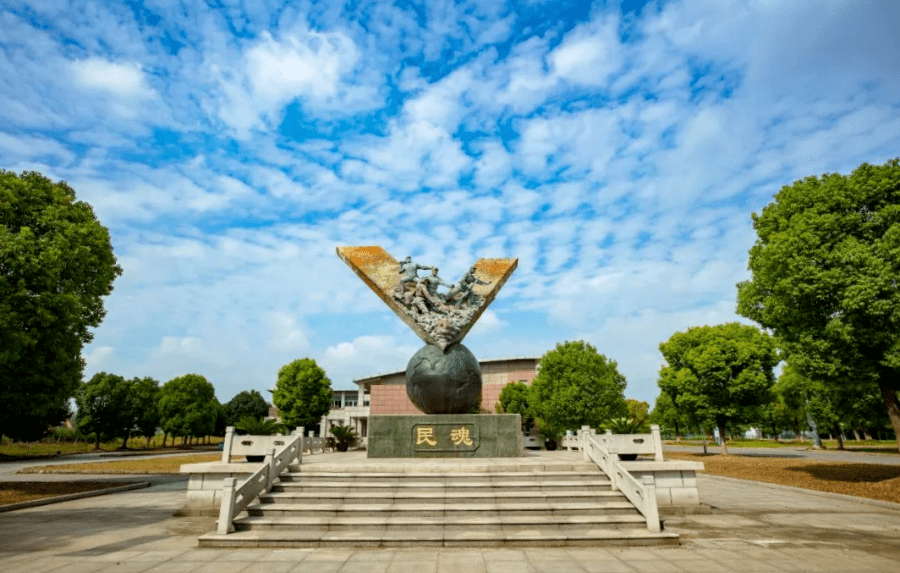 相城区烈士纪念馆共分烈士纪念堂,烈士事迹展示厅和抗战雕塑展示区3个