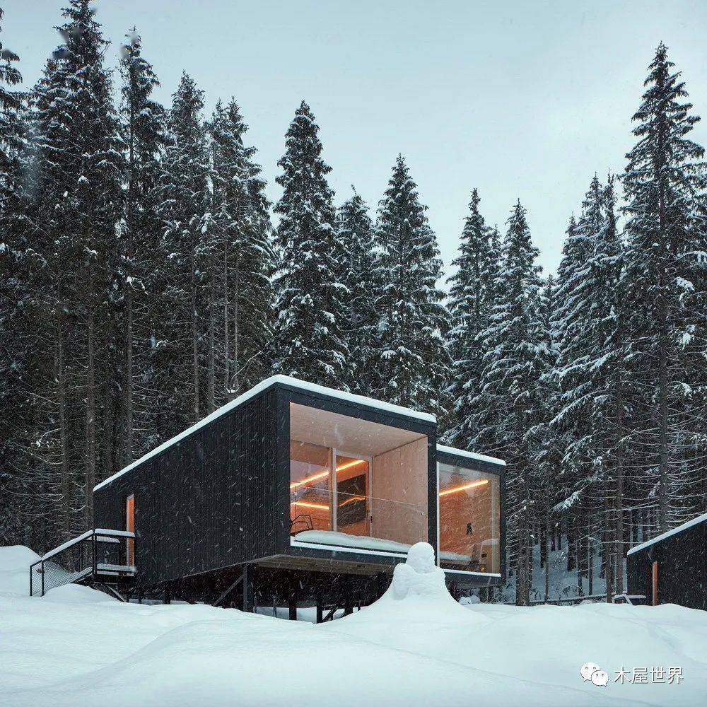 雪地方舱温馨舒适的森林木屋群落