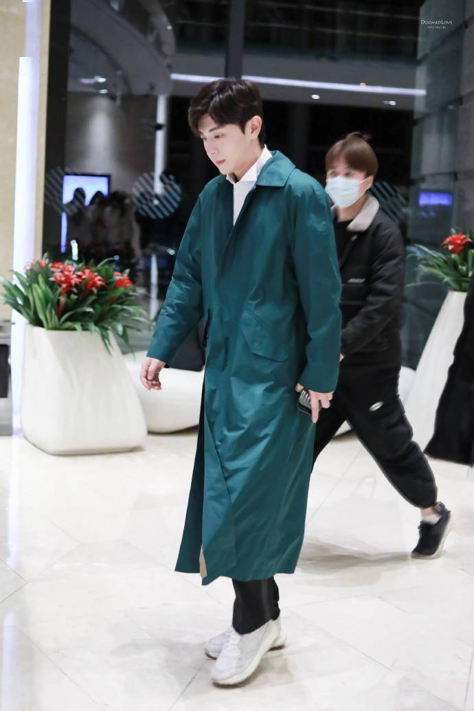 邓伦《密室大逃脱》下班饭拍分享 绿色长款风衣造型清新养眼