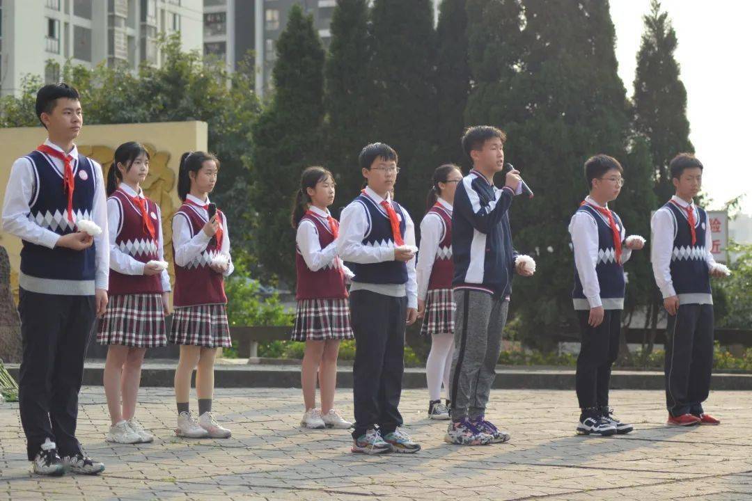 向烈士默哀国旗护卫队敬献花圈3月30日,萱花中学师生代表走进桂山公园