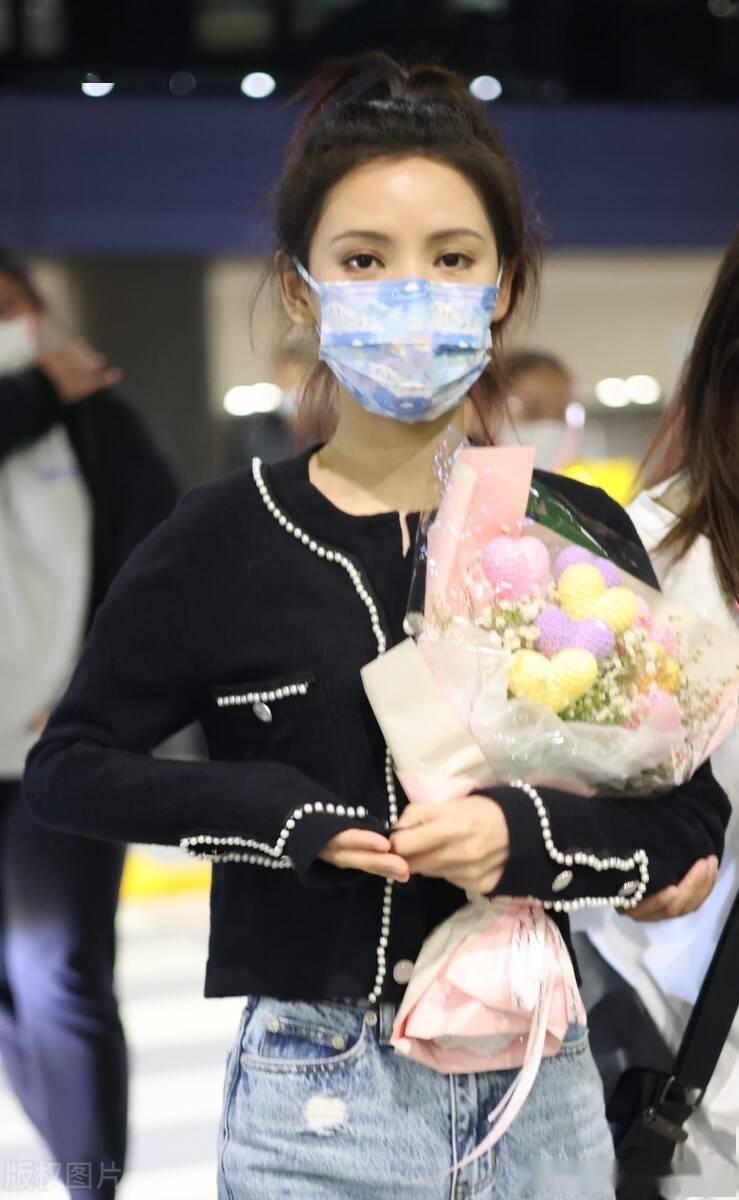 张予曦扎着单马尾口罩遮面身穿黑色珍珠边休闲外套