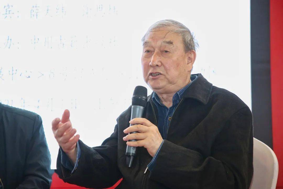 薛天纬(中国李白研究会原会长,中国人民大学特聘教授)我的左边是代表