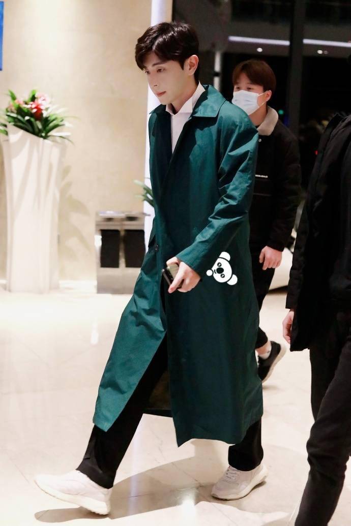 邓伦《密室大逃脱》下班饭拍分享 绿色长款风衣造型清新养眼