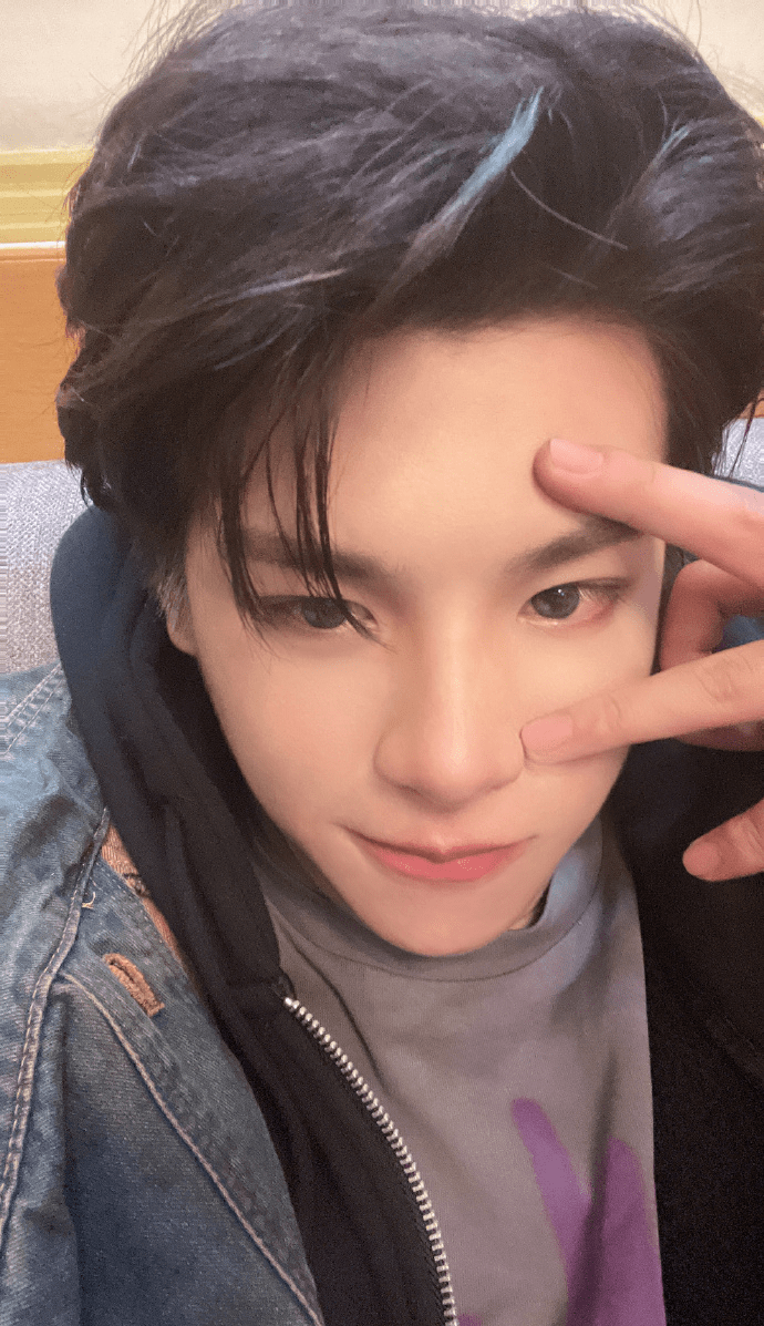 黄明昊三周年福利自拍六宫格 请查收来自小贾的花式比"三"_justin