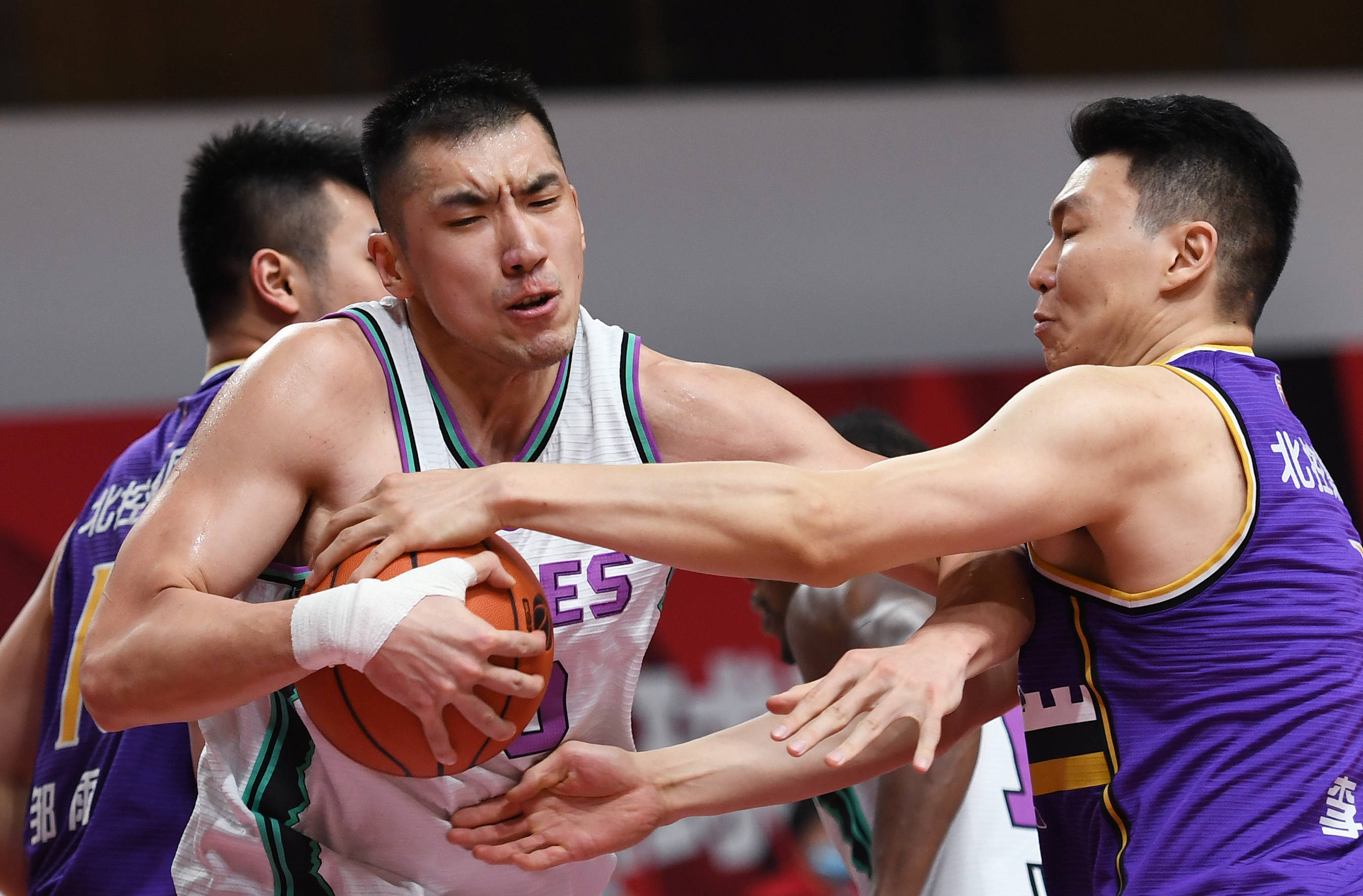 4月6日,山东西王队球员陶汉林(左)与北京紫禁勇士队球员李根拼抢.