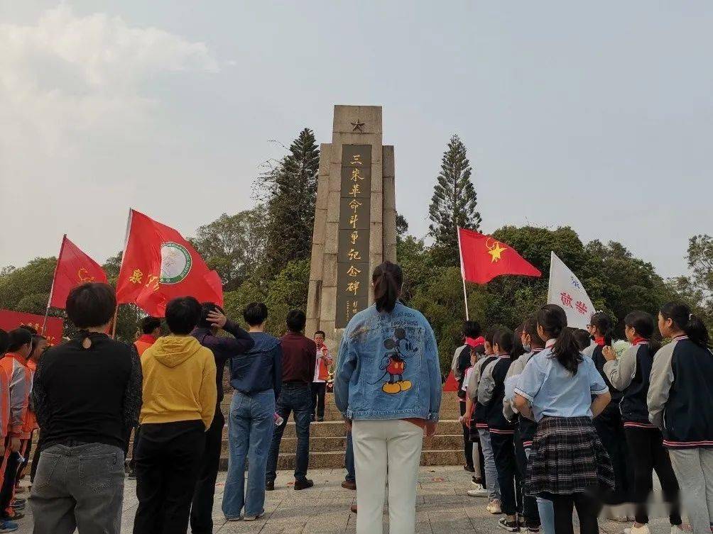 清明祭扫烈士墓缅怀先烈铸忠诚