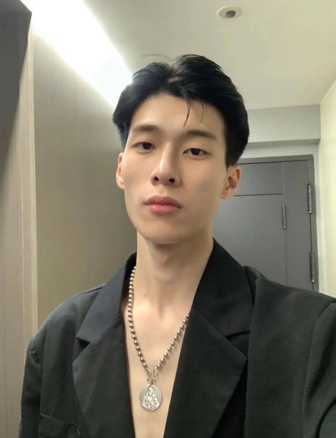 两边发鬓往上推,后脑勺剪短梯形,这样整个脸部的轮廓就出来了右图