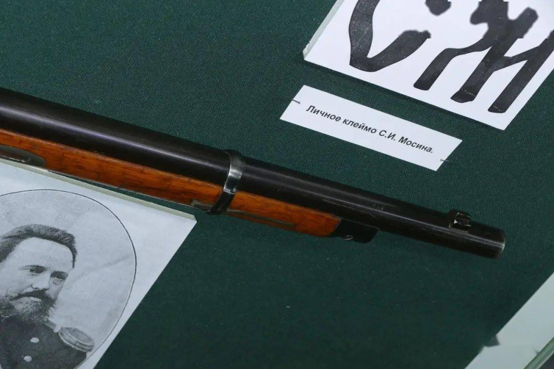 莫辛在1880年代提交的内置弹仓供弹步枪,口径:10.6mm