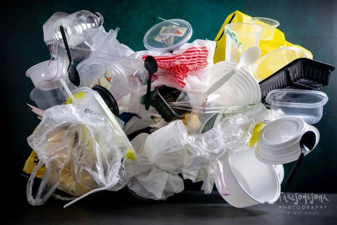 i09aki关于外卖过度包装的创作(左滑可查看更多)这是个永恒的主题