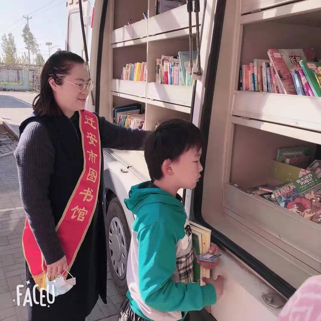 在活动前期图书馆工作人员对流动服务车进行了全面清理消毒,并精心