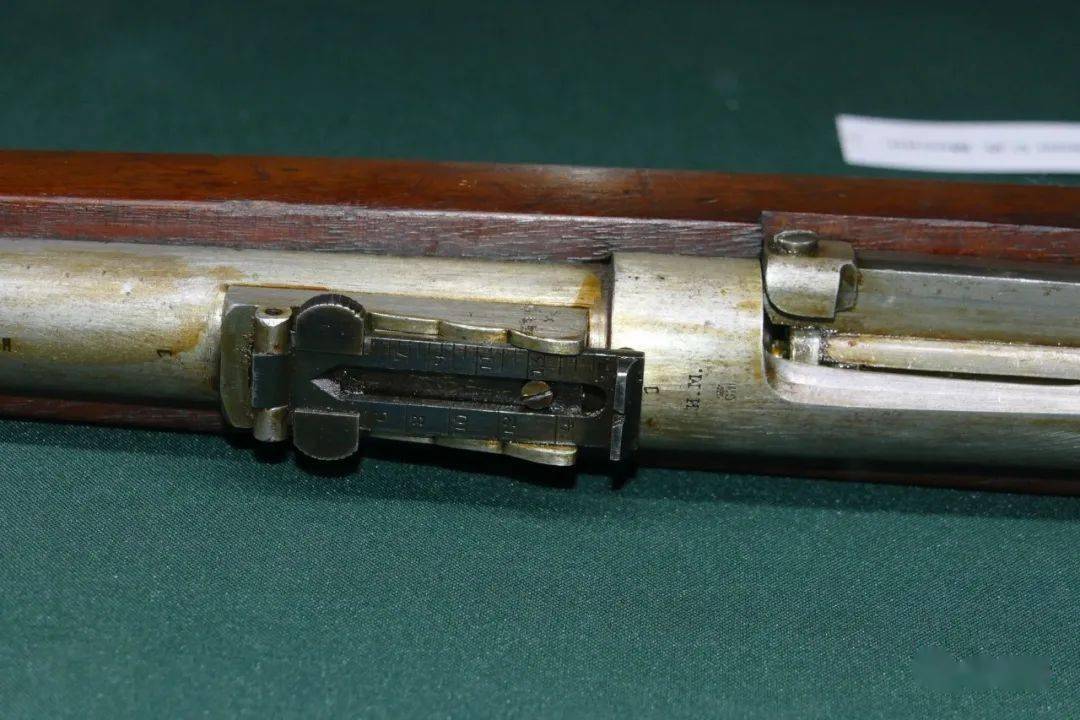 莫辛在1880年代提交的内置弹仓供弹步枪,口径:10.6mm