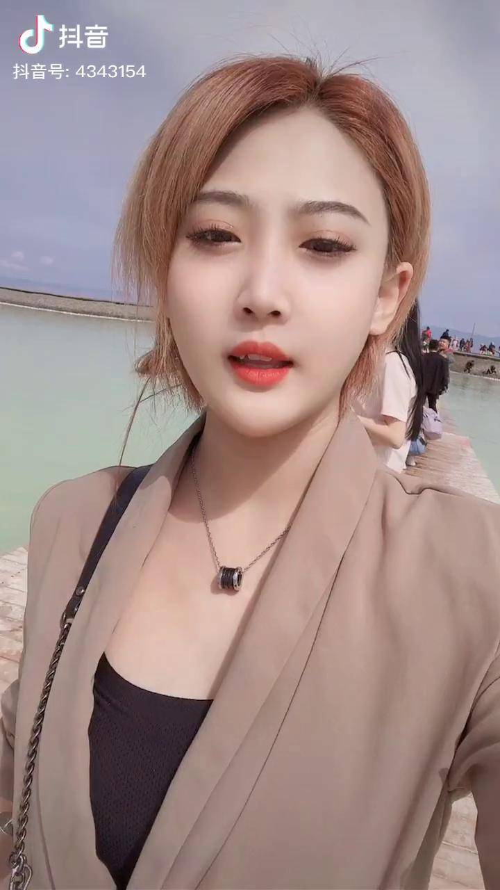 我抬头看月亮发现月亮也在看我但是它同时也在看其她人于是我心生嫉妒