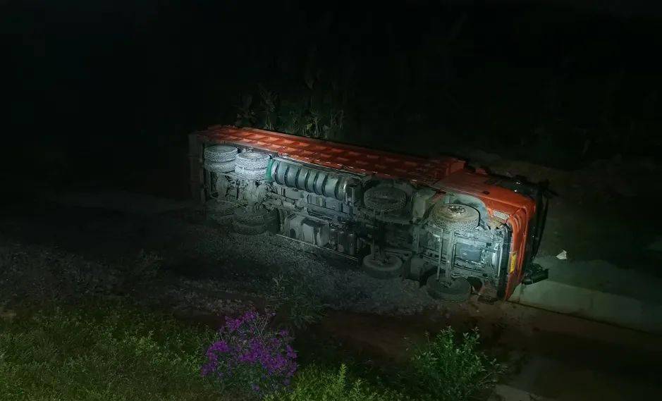 警情速报——大货车侧翻,允景洪特勤站深夜救援