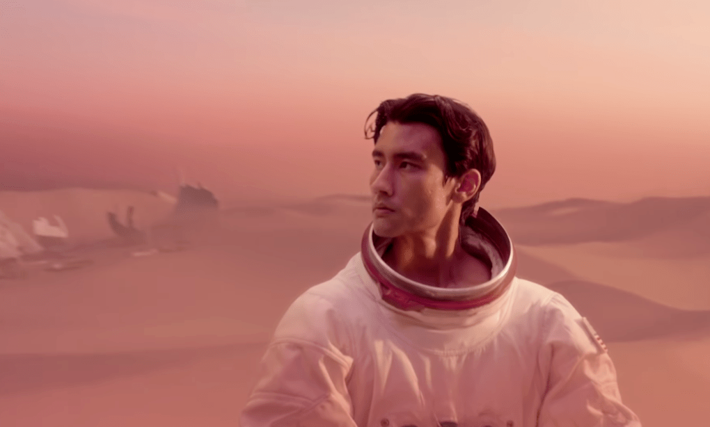 mv的男主是意大利韩国混血男演员alex landi ,整个人外形非常抢眼!