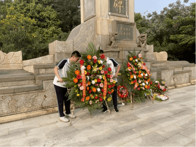 晋江市荆丰中学3月31日,晋江市荆丰中学团总支开展清明祭扫活动,团员