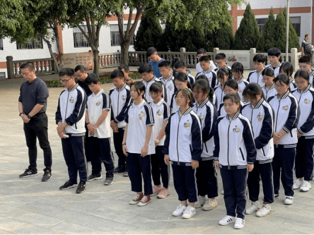 晋江市荆丰中学3月31日,晋江市荆丰中学团总支开展清明祭扫活动,团员