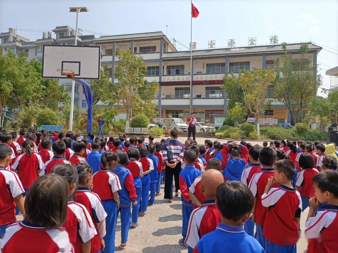 文井镇中心完小召开校园安全暨师德师风建设等专项会议