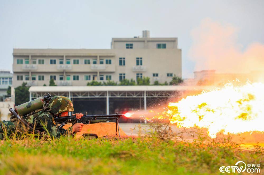 多角度实拍武警防化兵喷火训练