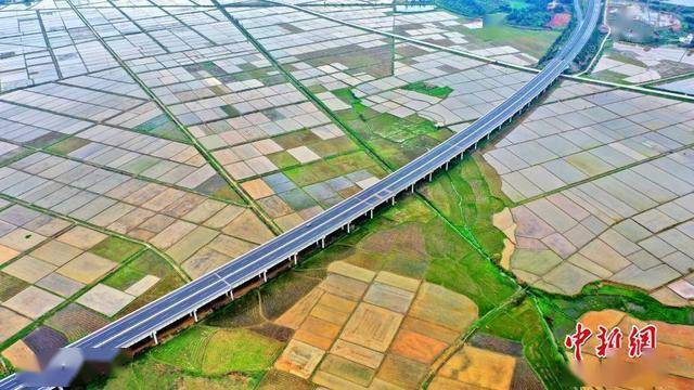 航拍抚吉高速公路犹如"长龙"穿越田野美如画卷