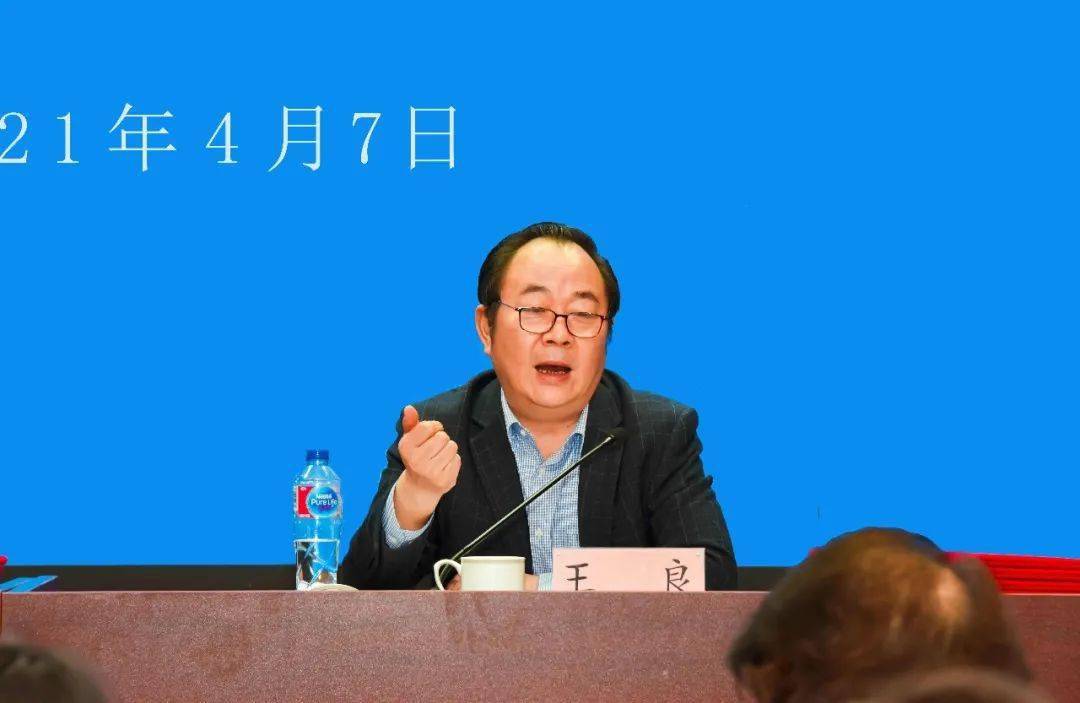 区教育工作党委委员,教育局副局长王良主持会议并对下一阶段学校师德