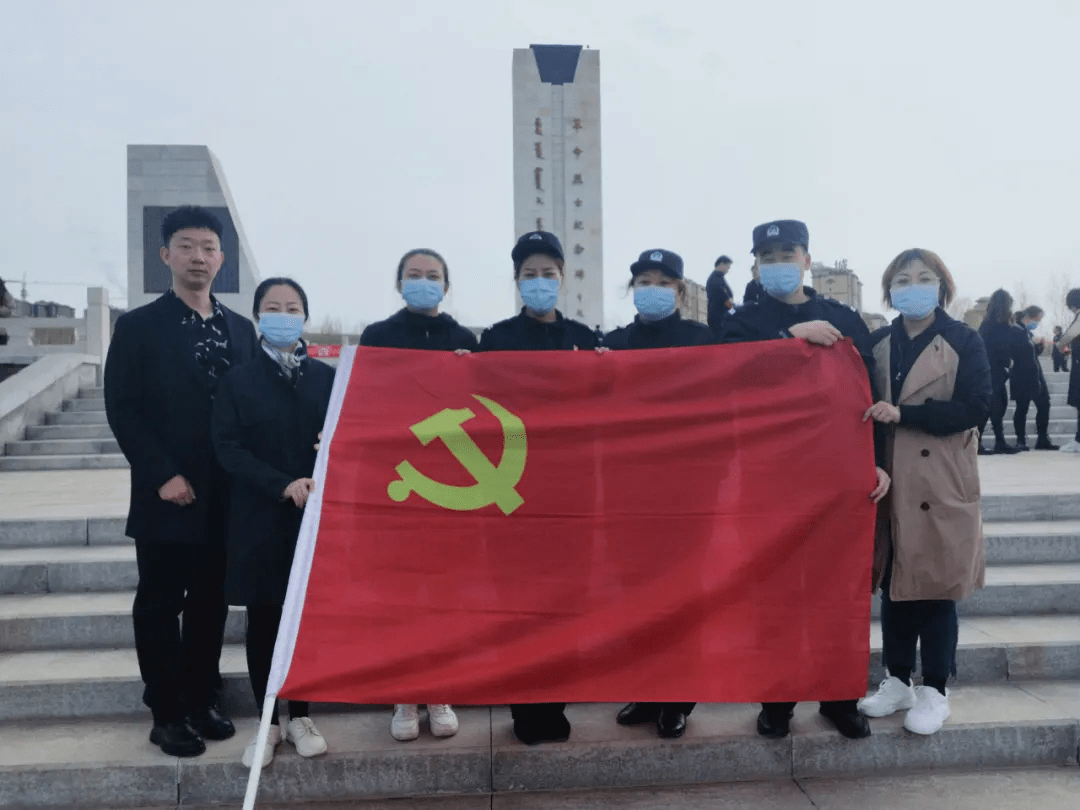 各小组参观学习王若飞纪念馆,缅怀英烈,清明祭扫,致敬人民英雄,感受