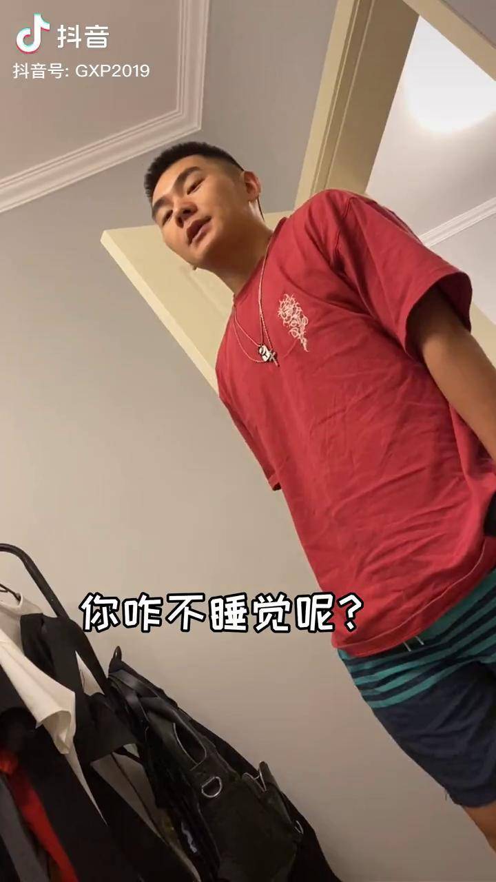 想用睡觉来逃避和我们的娱乐时间那是不可能的若驰夫妇的日常深情航仔