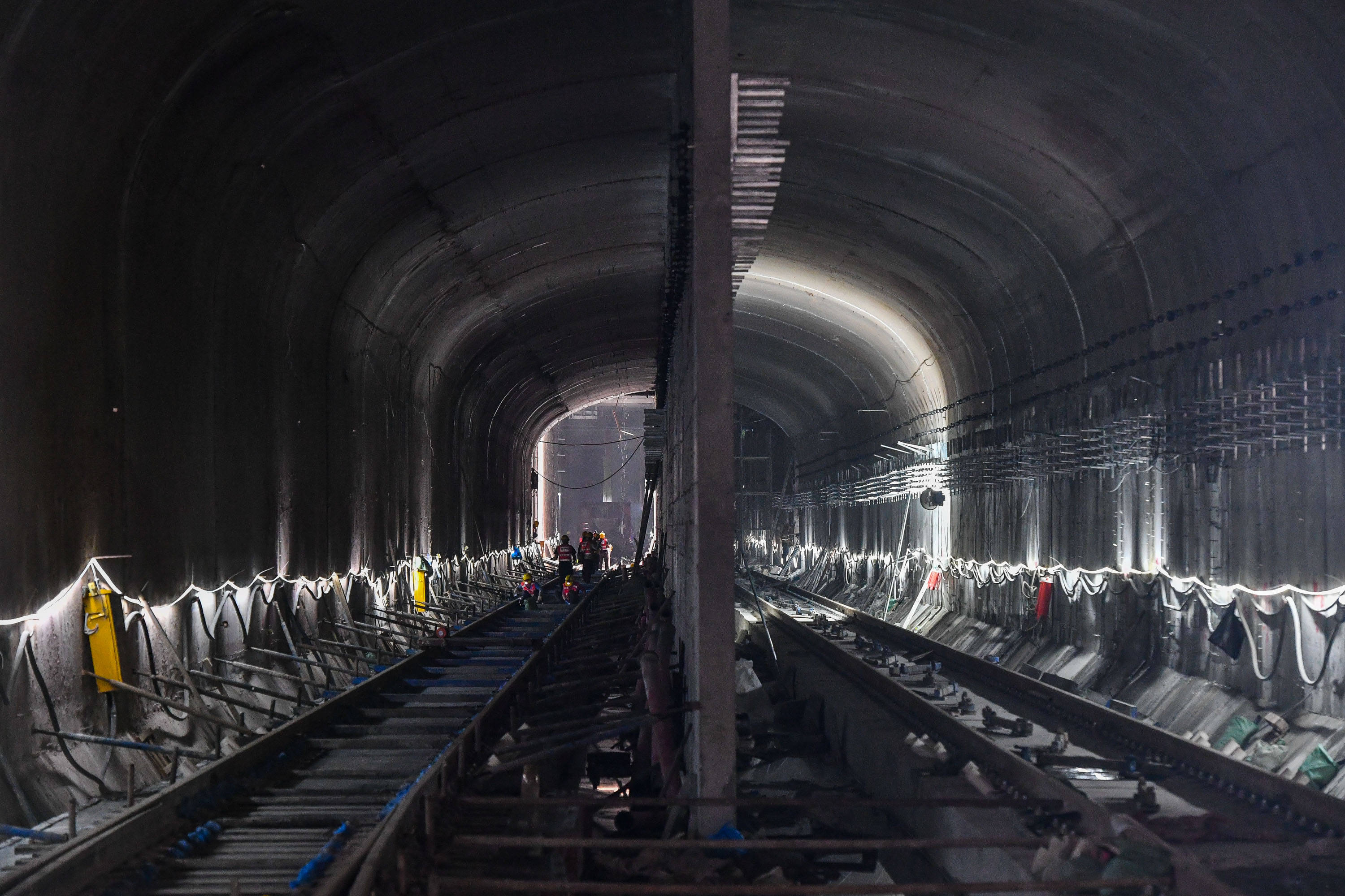 4月10日,施工人员在广州地铁18号线冼村站南端盾构井双轨隧道作业.