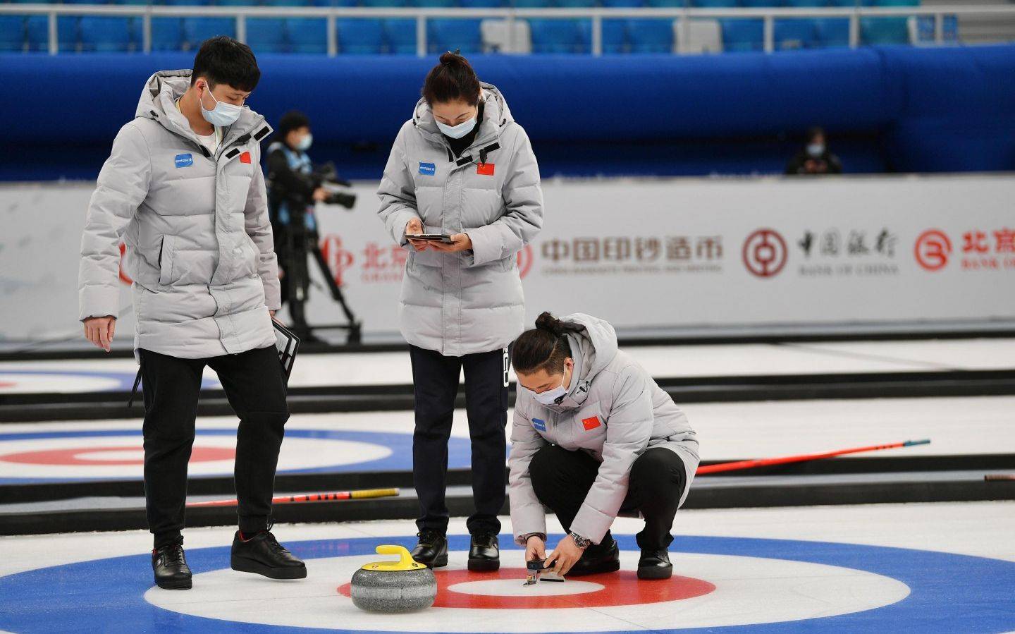 4月9日,冰立方,裁判进行成绩记录.新京报记者 陶冉 摄