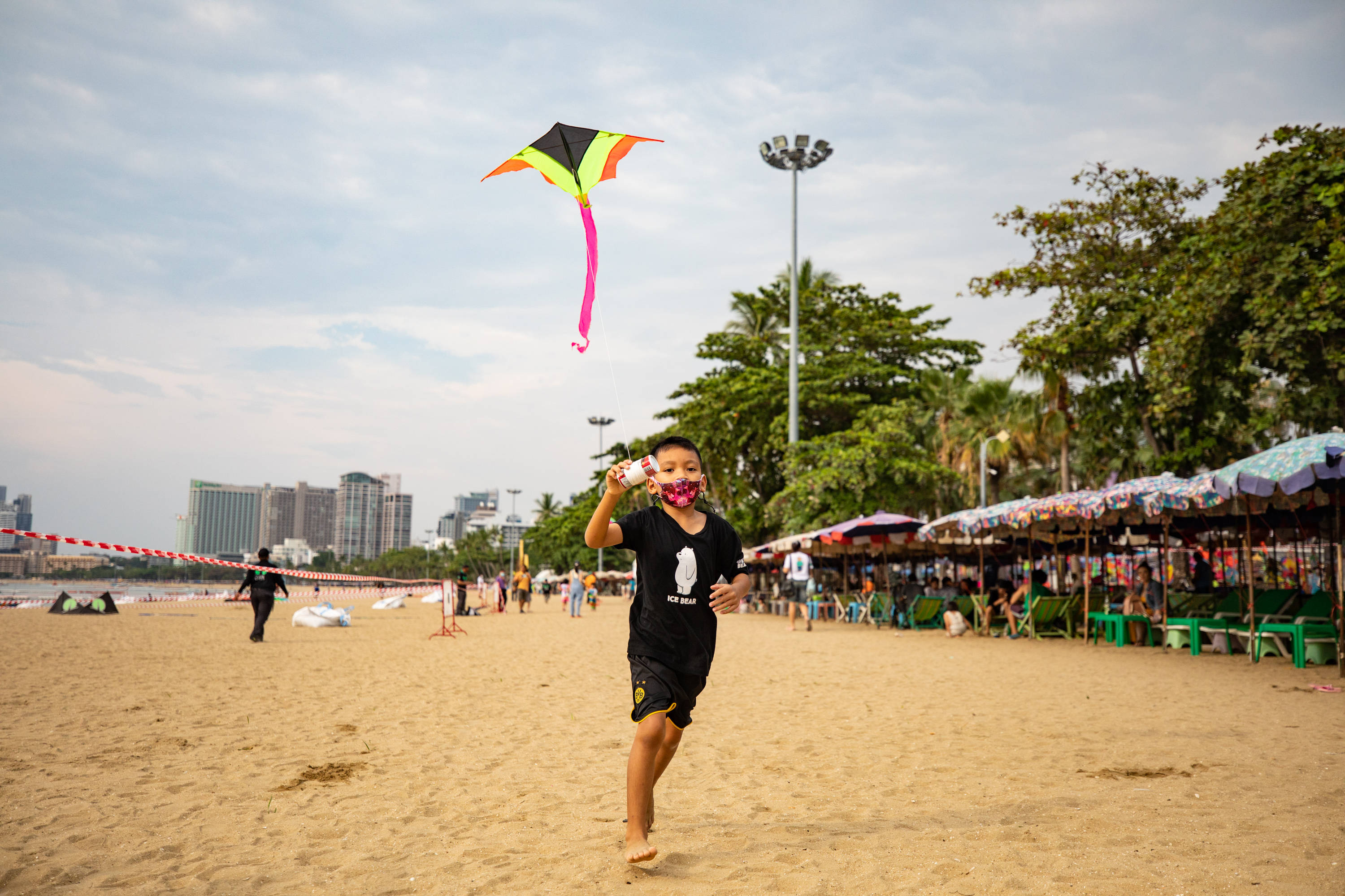 4月9日,一名儿童在泰国芭堤雅海滩上放风筝.