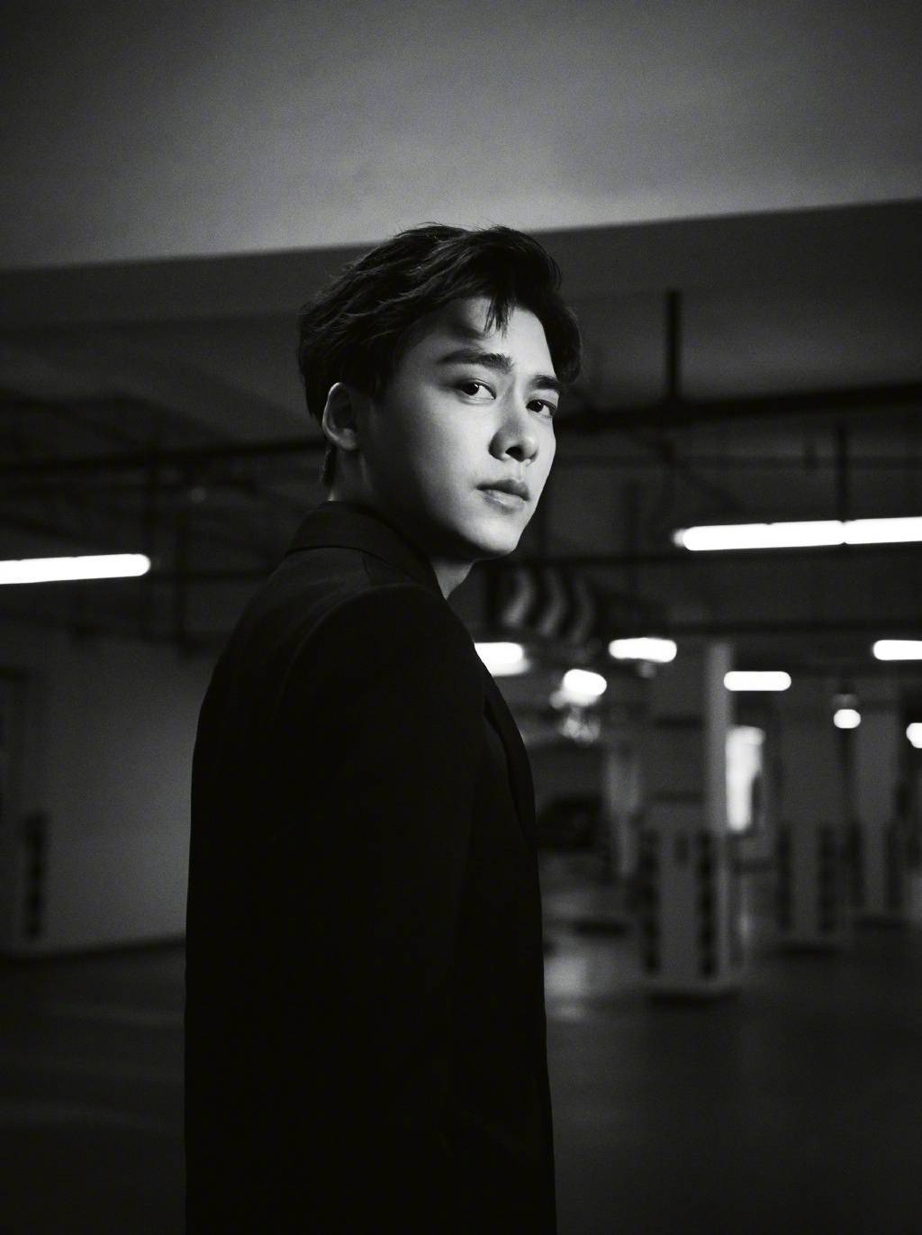 消息李易峰黑色西装贵气现身栩栩华生时尚文化大赏荣获年度影响力大奖