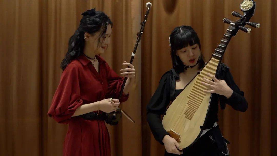 学习了古筝,便也很自然地走上了音乐之路,但张梦梵选择的乐器是二胡