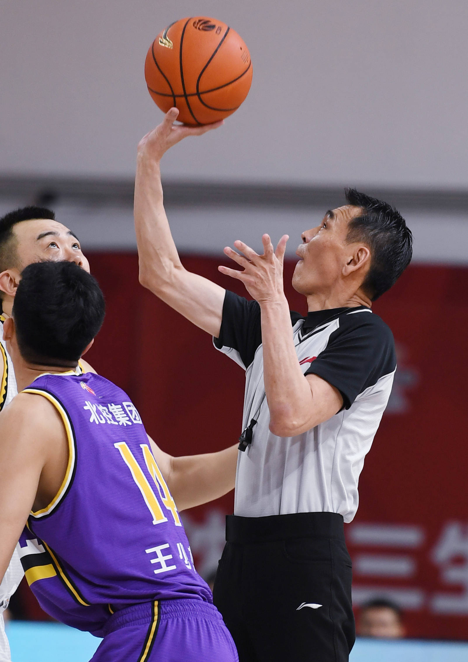 4月11日,本场比赛主裁判梁斌在比赛中开球.