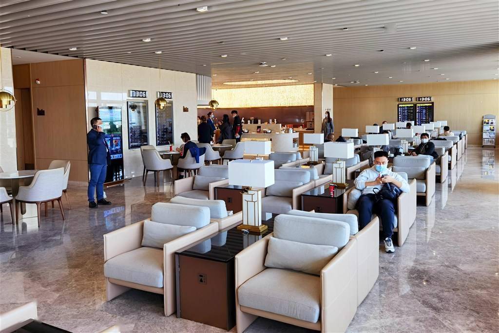 机场贵宾休息室 比如,与浦东机场航站楼紧邻的华美达酒店,就有飞行