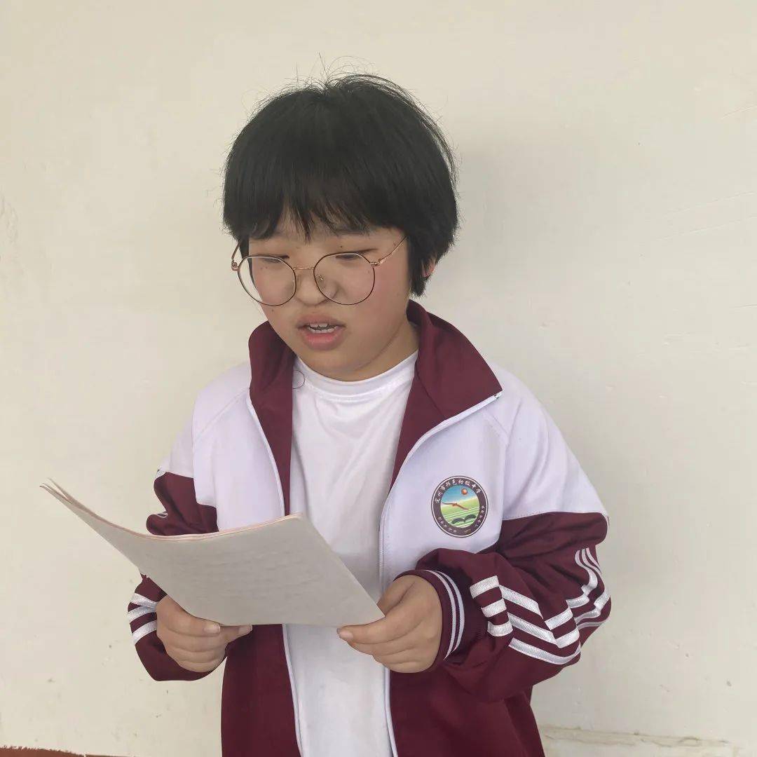 听爷爷奶奶讲过去的故事邢邑镇团员少先队员们走访探望建国前老党员