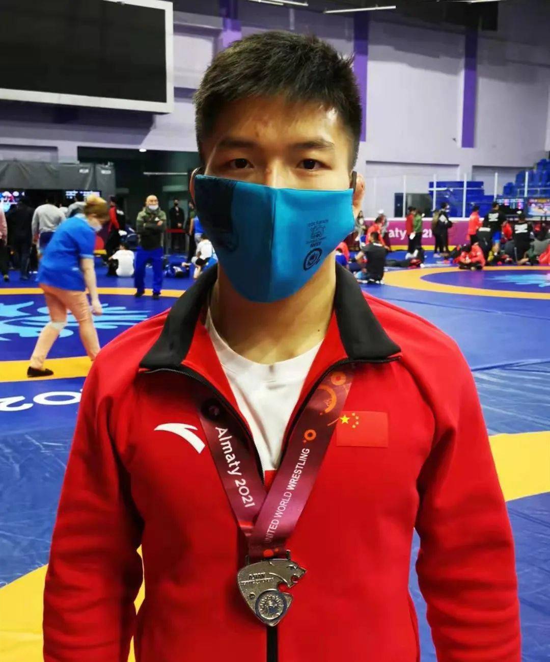 右图中蓝衣运动员为刘明瑚2021年摔跤项目亚洲区奥运