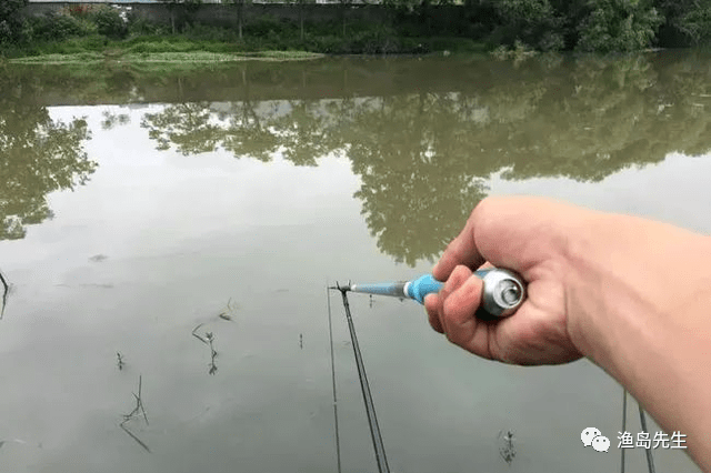 三,通过手法提高提竿中鱼率提竿刺鱼是通过系列操作后获得鱼获的重要