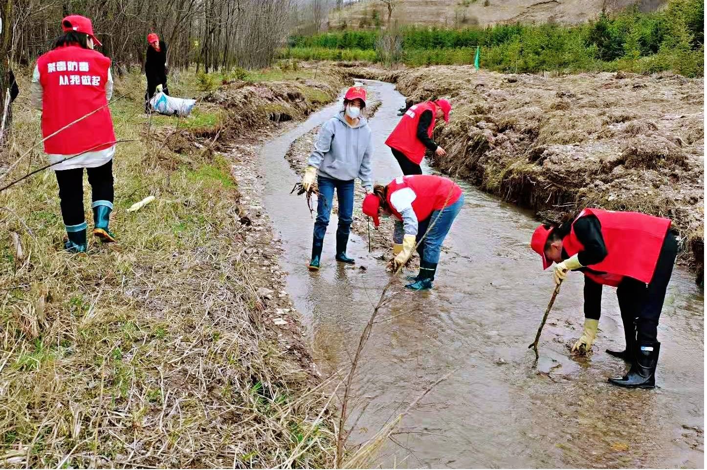 泾源县黄花乡举行"清水溯源"志愿活动