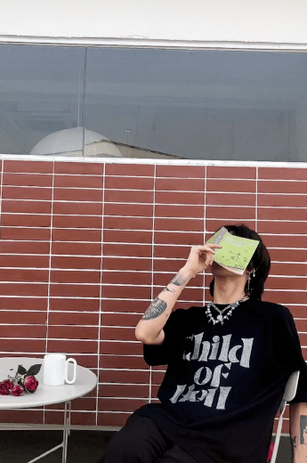 温精灵新男友头发凌乱花臂瞩目被吐槽非主流,温精灵却很喜欢还喊其"