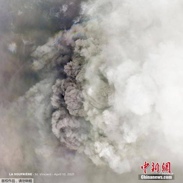 卫星俯瞰苏弗里耶尔火山喷发 烟尘铺天盖地画面壮观