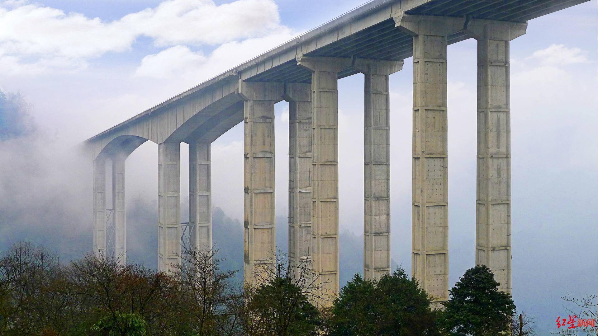 世界第一高墩双螺旋隧道跟着总设计师看云端高速逆天而行沿着高速看