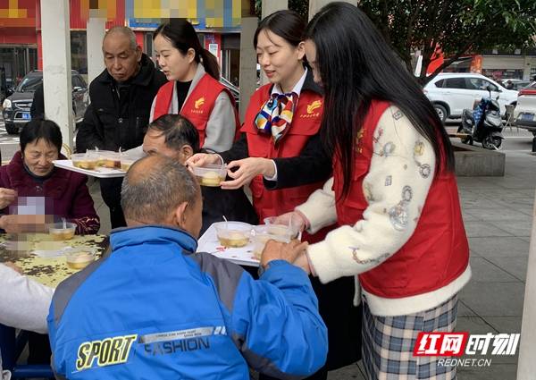 长沙银行湘龙社区支行开展"爱心送鸡蛋"活动传递温暖