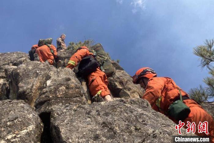 森林消防员攀爬上山. 阿龙 摄