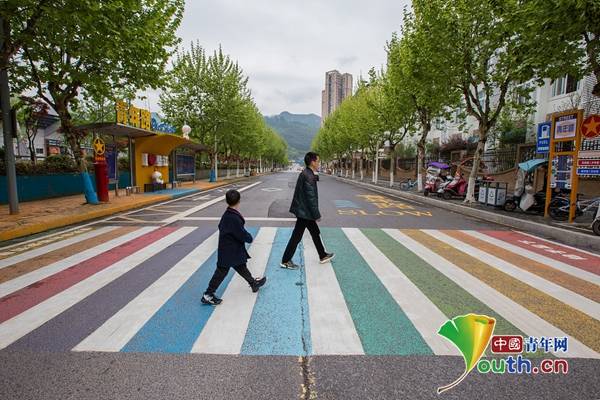 2021年4月10日,在位于重庆市垫江县桂溪街道青年路,多彩的斑马线和