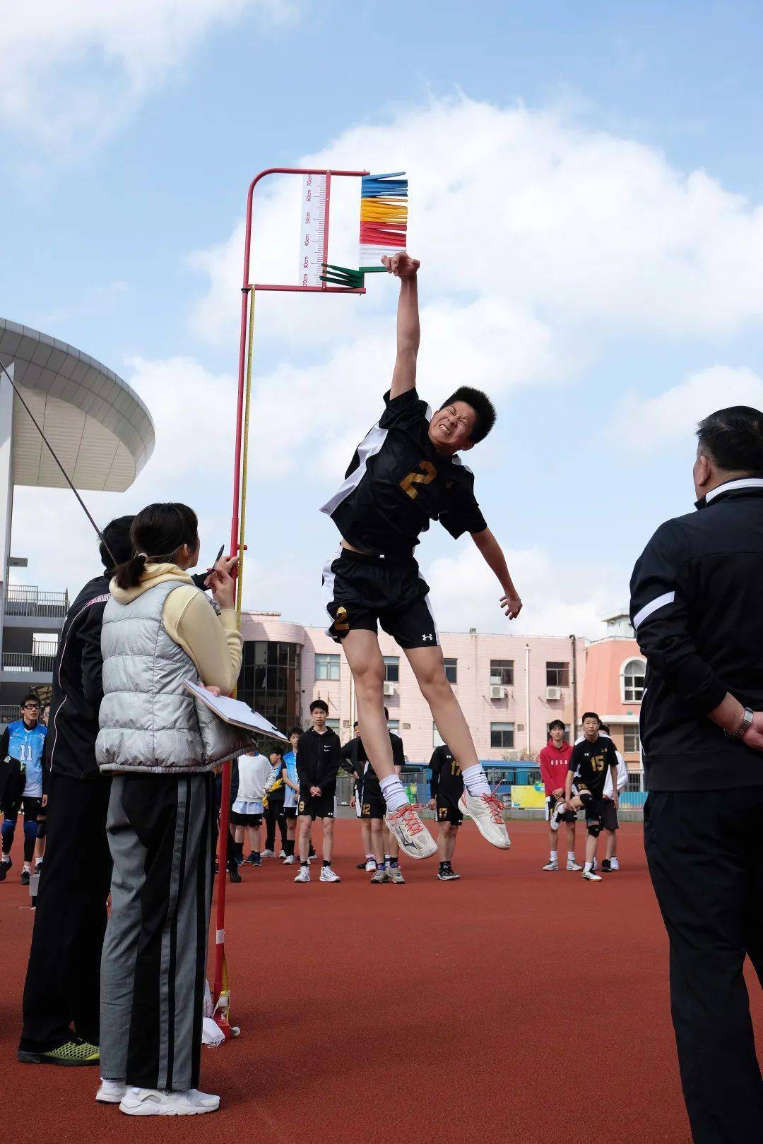 分为身体素质和基本技术两大竞赛项目,主要包含半米字型移动,助跑摸高