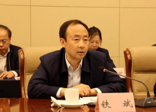 材料公司总经理,党委副书记,46所所长铁斌主持会议