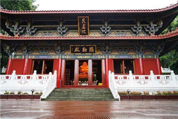 九峰盛景藏古寺多少楼台烟雨中