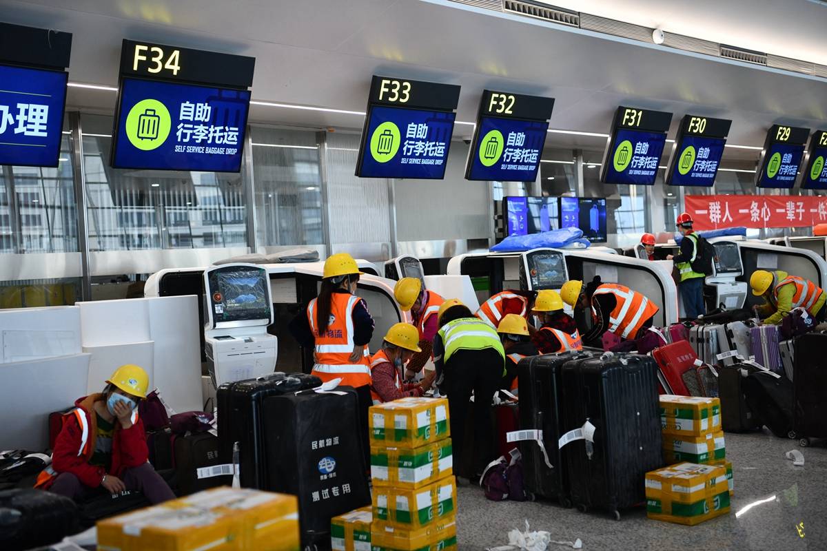 探访竣工的成都天府国际机场航站区 自助托运设备开始载行李测试