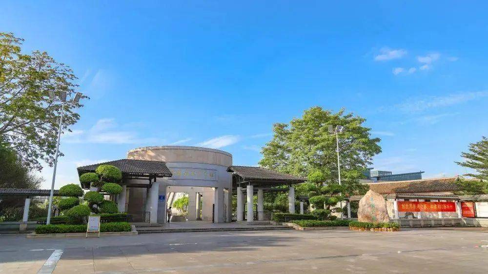 游览【梅州大学校长馆】馆内设有《梅州籍大学校长事迹》陈列,主要