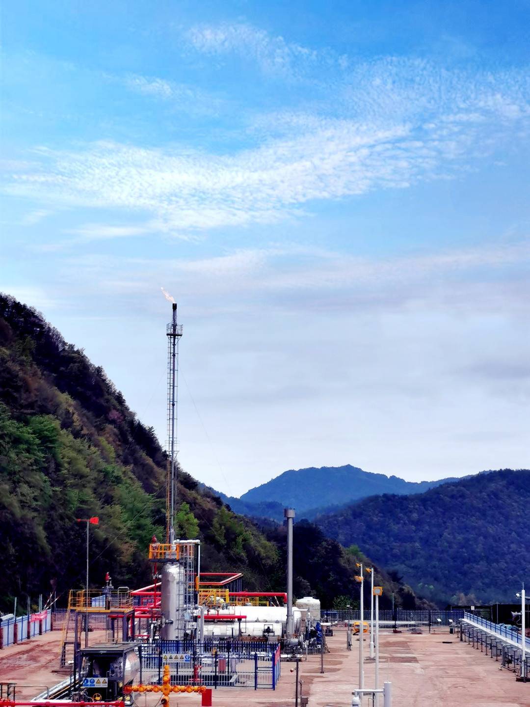 中石化西南石油局河坝气田嘉二气藏地面工程 全线竣工投产