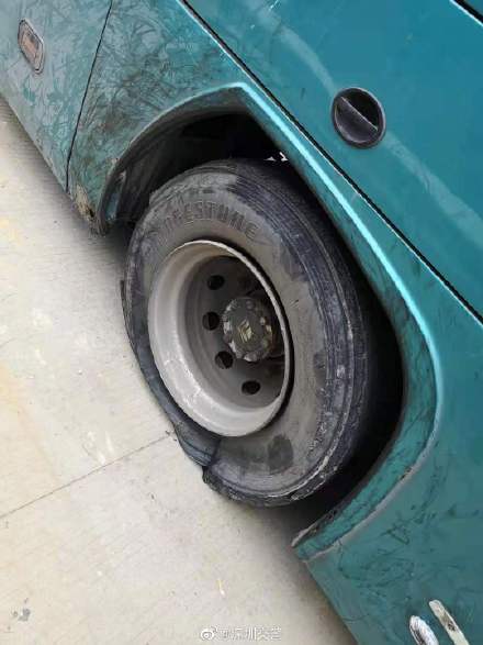 大巴车爆胎,交警护送师生下高速